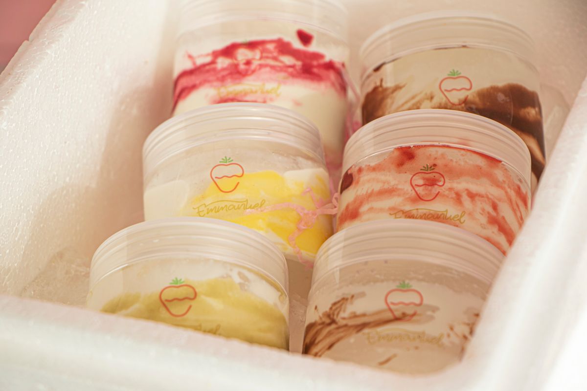 Food containers with lids